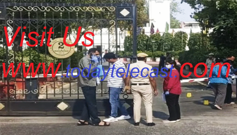 दिल्ली विधानसभा में सफेद कार ने गेट को तोड़ते हुए विधानसभा परिसर में घुसने का किया प्रयास