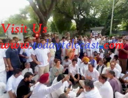 राहुल-प्रियंका गांधीकई समेत विपक्षी सांसदों और नेताओं को पुलिस ने मौके से हिरासत में लिया:प्रधानमंत्री आवास के बाहर धरने पर बैठे थे