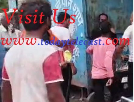 कानपुर में शराब ठेके के बाहर मारपीट:जमकर चले लात-घूंसे, पुलिस को आता देखकर मौके से भागे