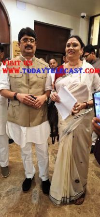 नीलम रोमिला सिंह की सोशल मीडिया पोस्ट से:विधानसभा सत्र केआखिरी दिन श्री रघुराज प्रताप सिंह राजा भैया से एक शानदार मुलाकात